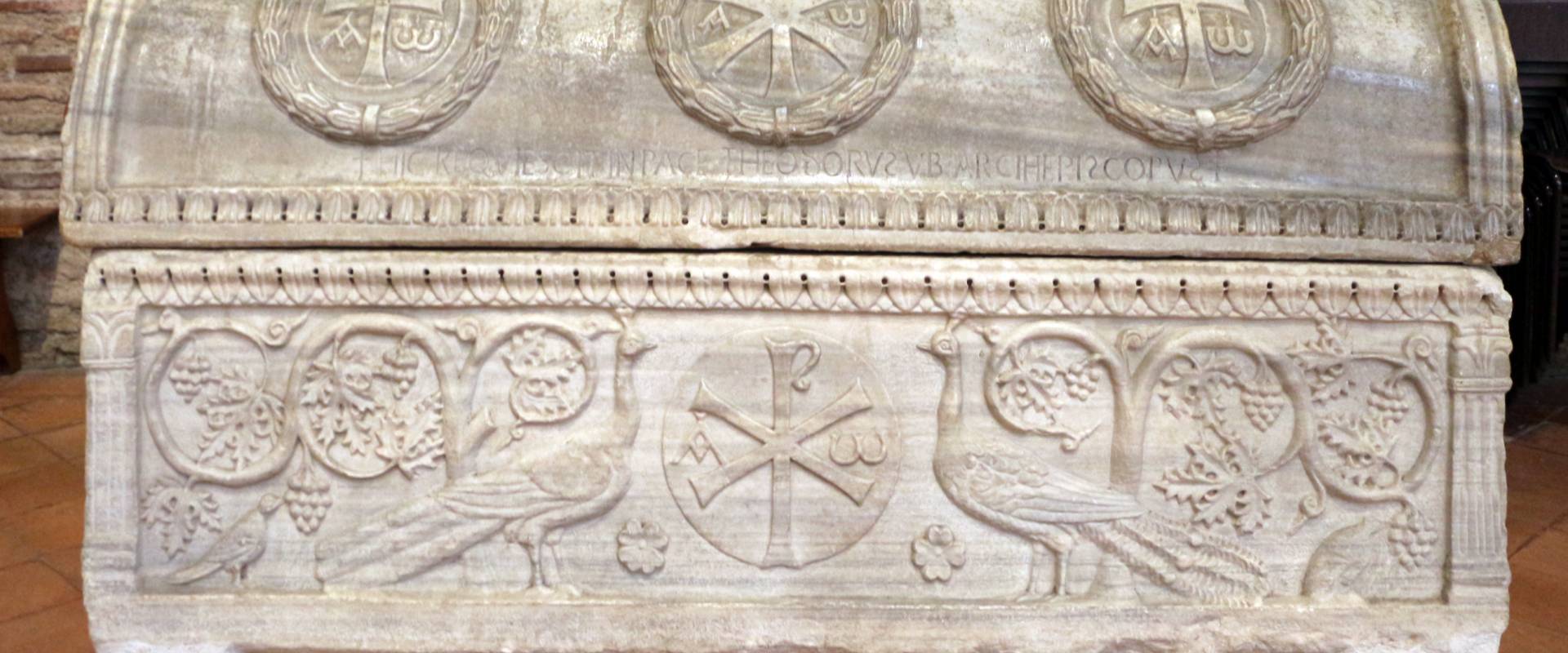 Sant'apollinare in classe, interno, sarcofagi ravennati del V secolo ca. 06 pavoni, colombe e tralci di vite, usato per il vescovo tedoro nel 693 foto di Sailko